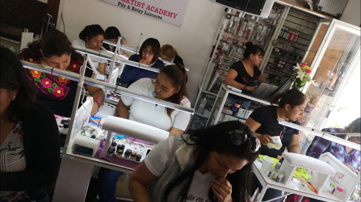Betxy Lazcares Academia de uñas